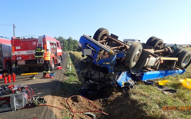 Jak skončilo nákladní auto u Teleče na střeše? U řidiče byl zjištěn alkohol 