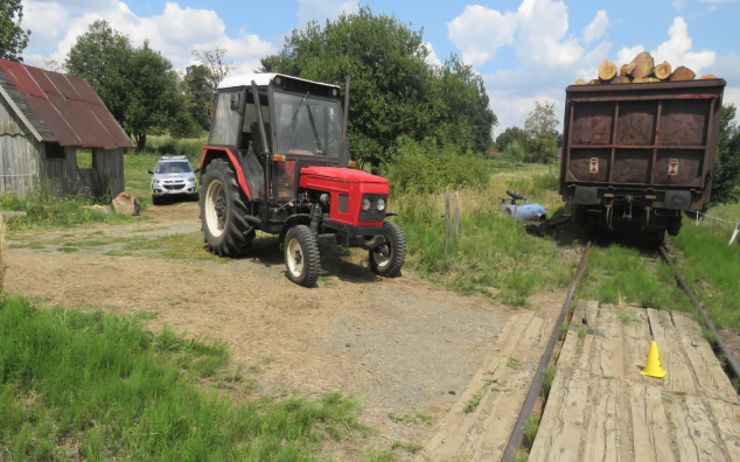 OBRAZEM: Traktorista na železničním přejezdu zkřížil cestu houkajícímu vlaku