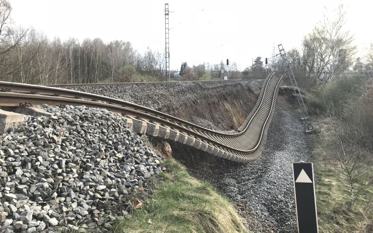 AKTUÁLNĚ: Dráhy vrací v pondělí večer vlaky na trať, kterou na jaře poničil velký sesuv