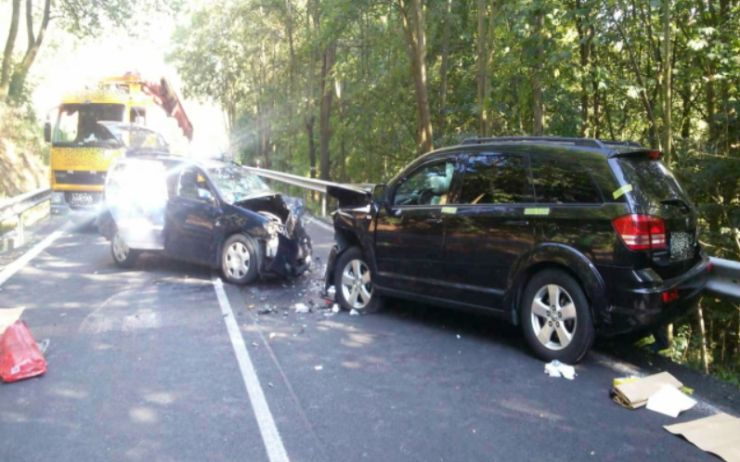 Vážná havárie na třináctce! Při srážce dvou aut se zranilo šest lidí, policie hledá svědky