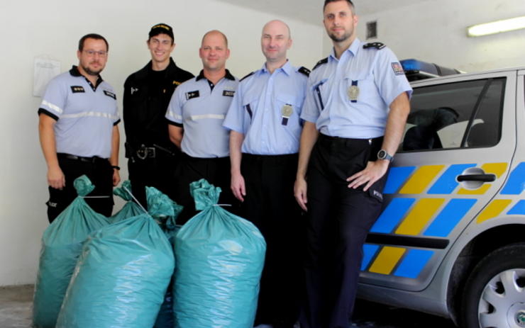 I malá pomoc je pomoc. Policisté sbírají plastová a kovová víčka