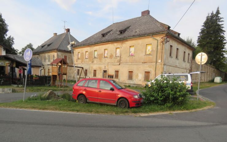 Mohlo to dopadnout hůře: Auto na Karlovarsku se samo rozjelo, skončilo ve sloupu