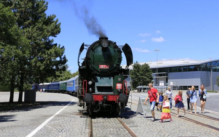 V čem jezdily naše hlavy státu? Prezidentský vlak bude na karlovarském nádraží k vidění už dnes