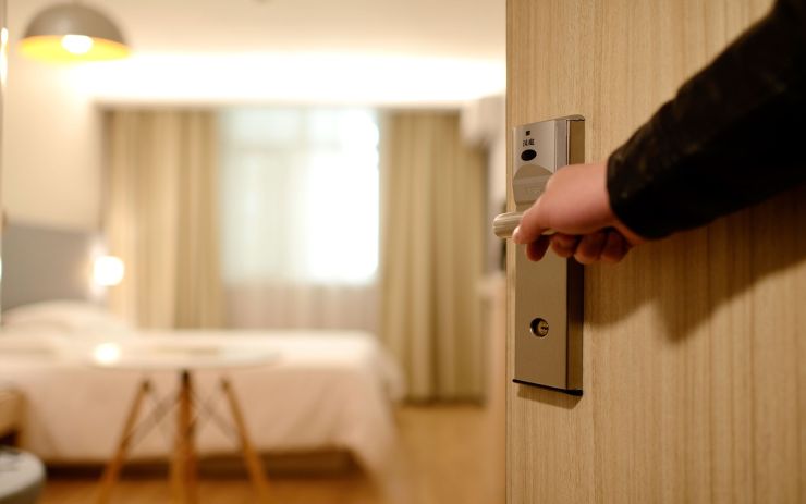 Cizinci se ubytovali v karlovarském hotelu, po jejich odchodu zůstal tučný účet