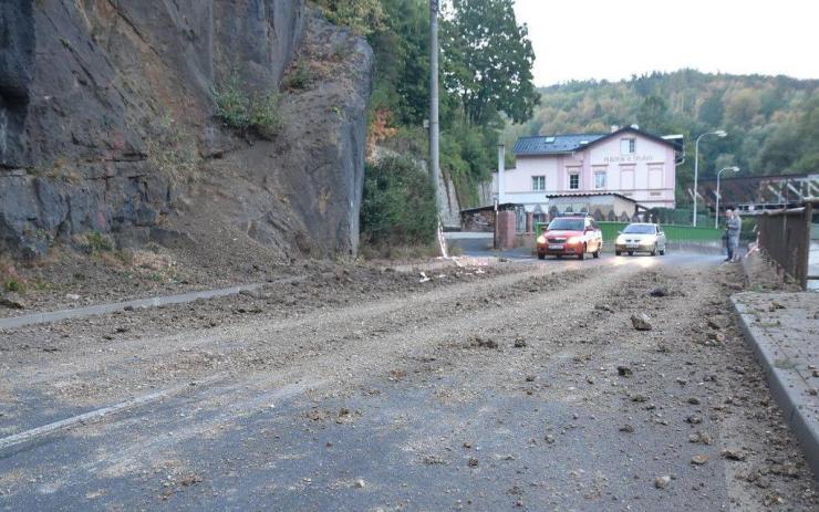 Na silnici padají kameny. Řidiči riskují život, jezdí tam dál i přes zákaz