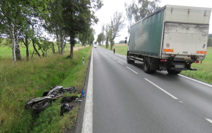 Havárie nákladního vozidla s motorkářem na Karlovarsku. Policie hledá svědky nehody