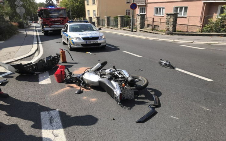 Těžká havárie v Karlových Varech: Řidič osobního auta (83 let) srazil dvě ženy na motorce, jedna utrpěla vážné zranění