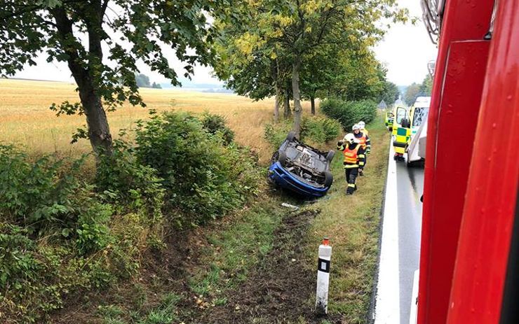 AKTUÁLNĚ: Dvě havárie na Karlovarsku: Auto skončilo na střeše, bouralo se i v bečovských serpentinách