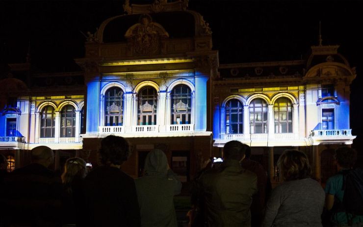 TO NEJ NA VÍKEND: Festival světla „Vary září“, Babí léto pod hradem, porcelánové slavnosti nebo den s Besipem