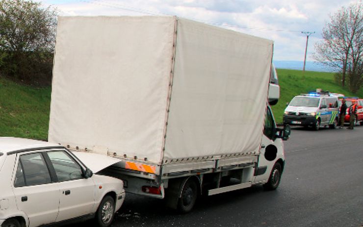 AKTUÁLNĚ: Havárie na Karlovarsku, osobní auto se srazilo s nákladním vozidlem