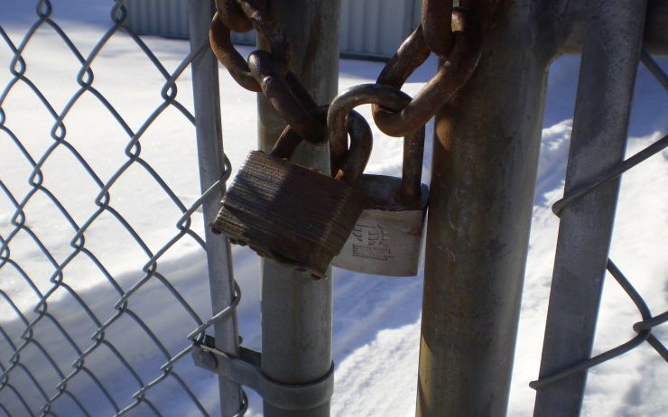Mladík ukradl vstupní bránu do školy, vzápětí ji prodal další osobě