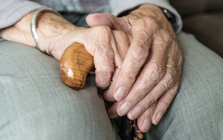 Ulicemi v centru města bloudila zmatená a dehydrovaná devadesátiletá žena, na pomoc přijeli strážníci