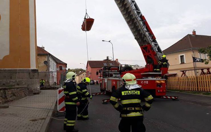 AKTUÁLNĚ OBRAZEM: Dělník spadl ze střechy na lešení, zraněného muže museli sundat hasiči