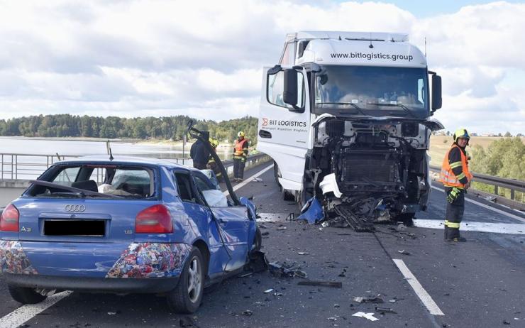 Tragédie u jesenické přehrady. Řidička zemřela po srážce s kamionem