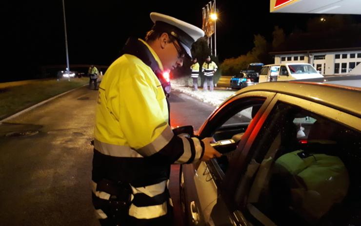 VIDEO: Velká policejní akce na D6. Policisté hledali kradená auta i osoby v pátrání