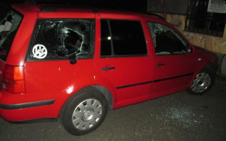 Takto dopadlo auto zaparkované před diskotékou. Na mol opilý mladík si potřeboval vybít vztek