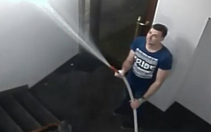 VIDEO: Tento muž devastoval karlovarský hotel. Policie po něm pátrá