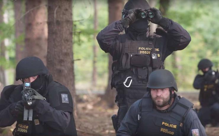 VIDEO: Policisté natočili videospot, který přibližuje jejich zajímavou i nelehkou práci. Stále hledají posily