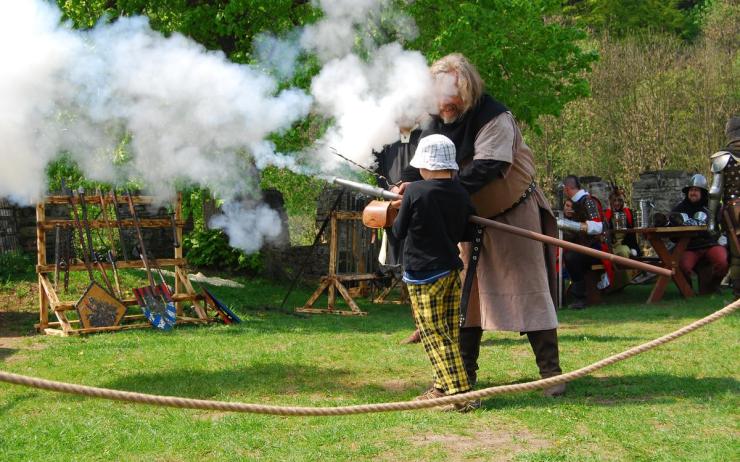 Šermíři, ohnivé divadlo, střelba z děla! Horní Hrad se rozloučí s turisty dvoudenní akcí nazvanou Pod palbou 