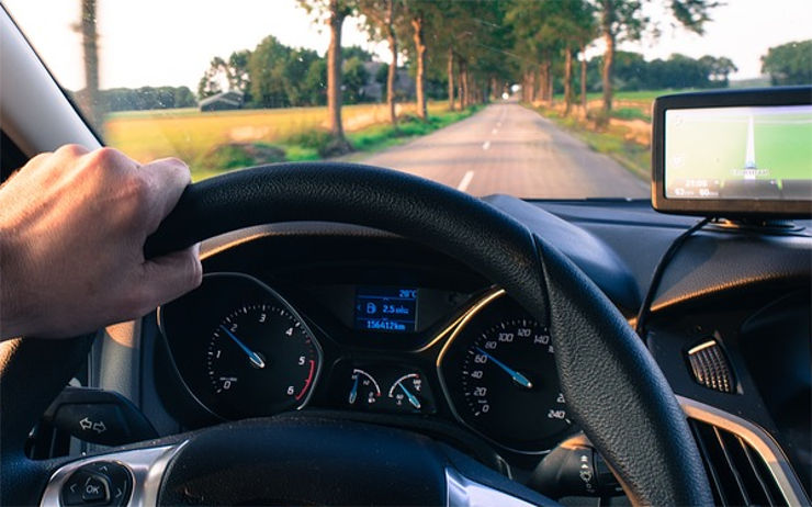 Muž dal svůj vůz do opravy, jeho auto skončilo havarované