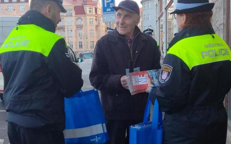 Buďte vidět, přežijete! Strážníci v ulicích rozdávají chodcům reflexní pásky a tkaničky do bot