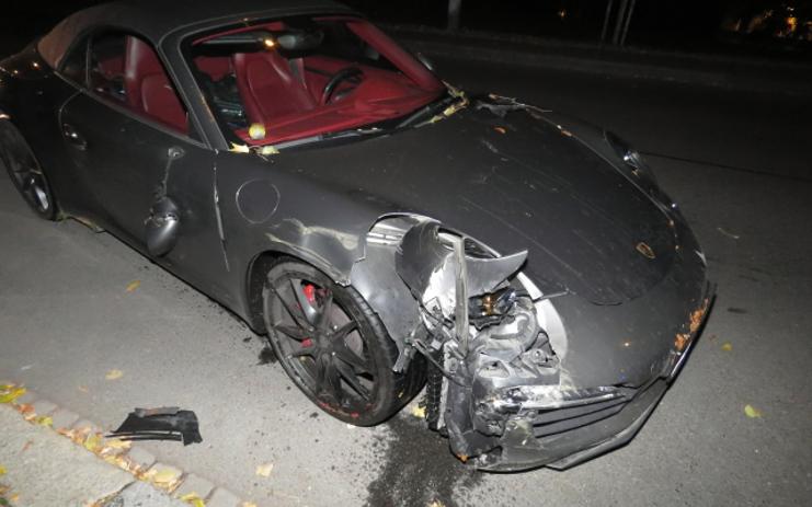 Mladá cizinka v Karlových Varech nezvládla svoje Porsche, s vozem skončila ve stromě