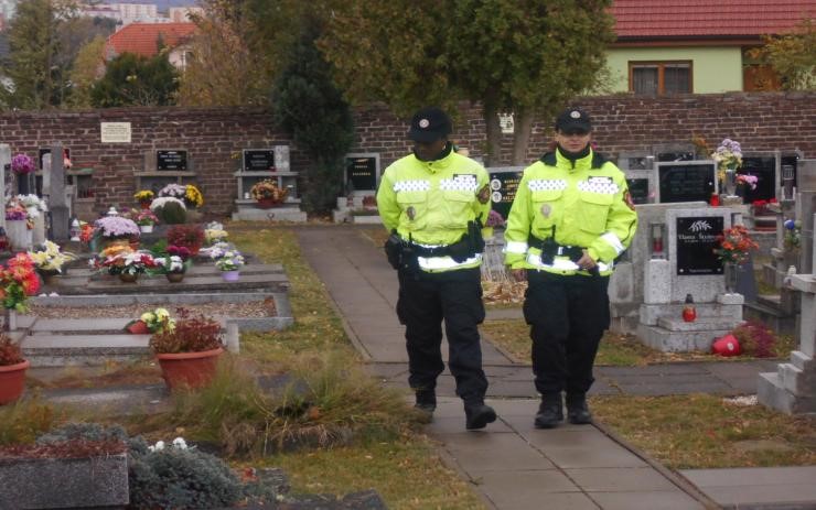 Strážníci jsou v pohotovosti: Hřbitovy před Dušičkami přitahují pozornost zlodějů i vandalů