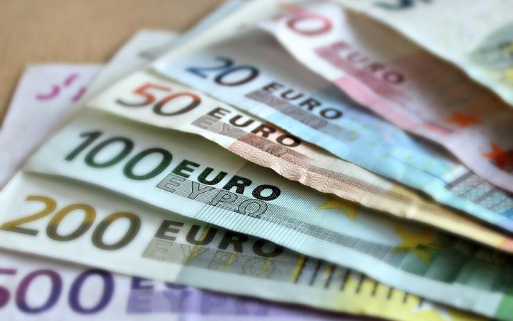 V chebských provozovnách objevili falešné euro bankovky. Kriminalisté obvinili dva cizince