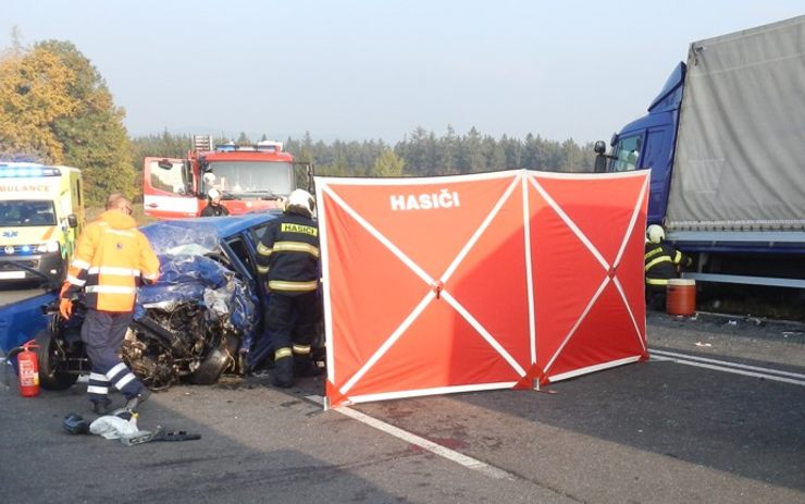 Neštěstí u Žlutic: Auto vjelo z vedlejší silnice pod nákladní vůz, zemřeli dva lidé