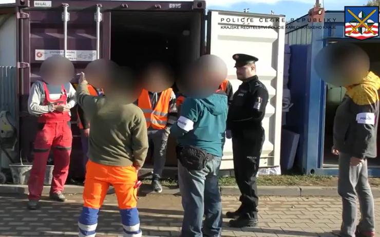 VIDEO: Kontrolní akce cizinecké policie odhalila nelegální pracovníky na stavbě v Aši