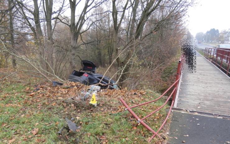 Měl neskutečné štěstí! 61letého řidiče přemohla únava, se svým Audi sjel ze svahu