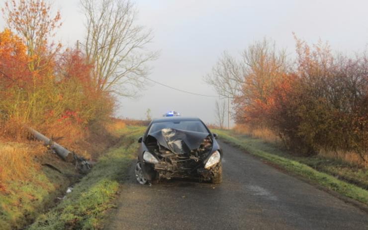 OBRAZEM: Mladá řidička nezvládla zatáčku, přerazila sloup elektrického vedení