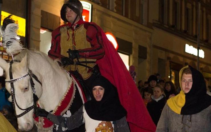 Ulicemi Karlových Varů projde tradiční průvod s Martinem na bílém koni. Chystá se Svatomartinský jarmark