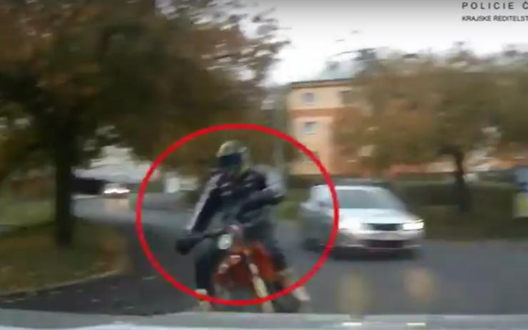 VIDEO: Choval se jako šílenec! Motorkář nebezpečným způsobem ujížděl policejní hlídce, pátrá se po jeho totožnosti