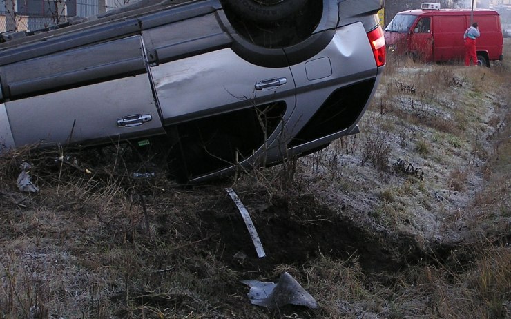 Ranní nehoda na Karlovarsku: Řidiče zradila ledovka. Policie připojuje několik preventivních rad
