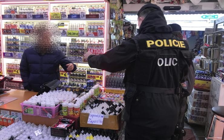 VIDEO: Boj s drogovou kriminalitou pokračuje! Na další tržnici v příhraničí si posvítili policisté