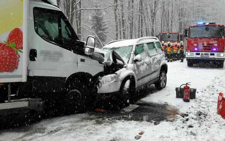 Detailní informace k vážné nehodě u Bečova: Doprava stála, hasiči vyprošťovali zraněné osoby