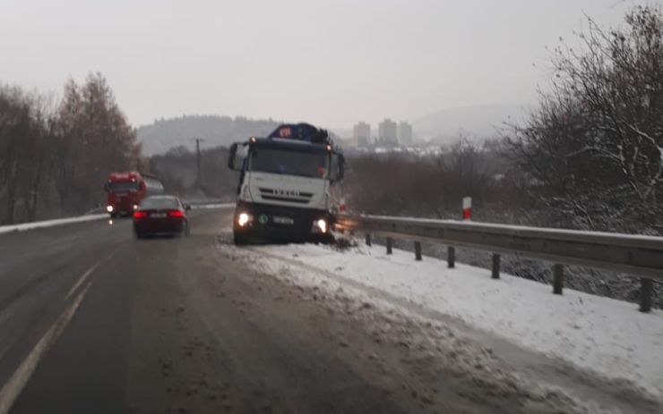 PRÁVĚ TEĎ: Doprava kolabuje, kamiony blokují silnice v horách i pod nimi