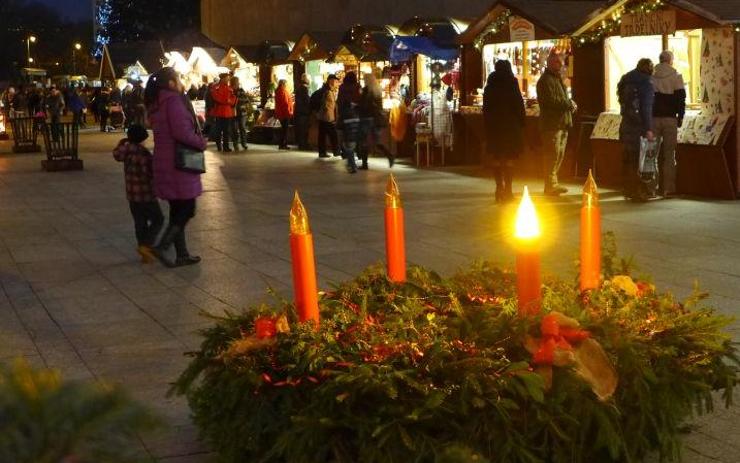 Advent v Karlových Varech: Známe kompletní program. Opět se těšte na řadu známých osobností!