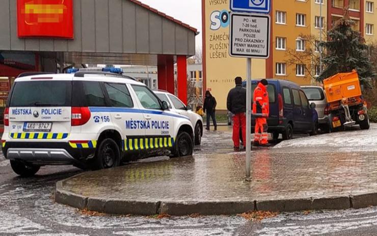 FOTO OD VÁS: Karambol u chodovského supermarketu. Klouzalo to i údržbářům