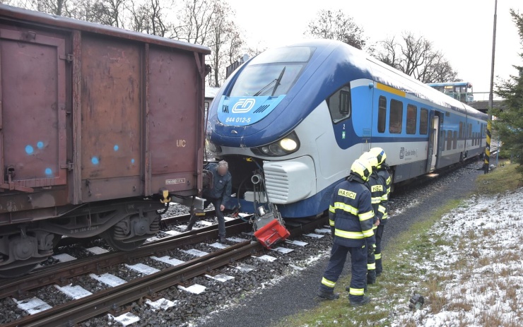 Na nádraží v Karlových Varech se srazily dva vlaky. Provoz na železnici byl zastaven