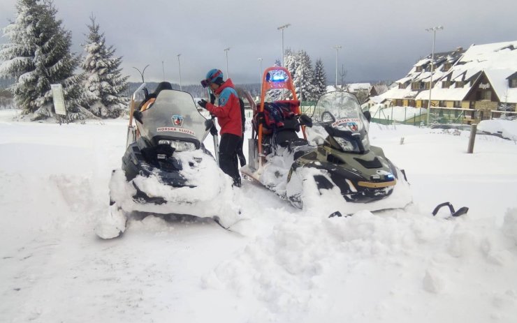 Na hřebenech je půl metru sněhu! Dva běžkaři nezvládli sami dojít v těžkém terénu