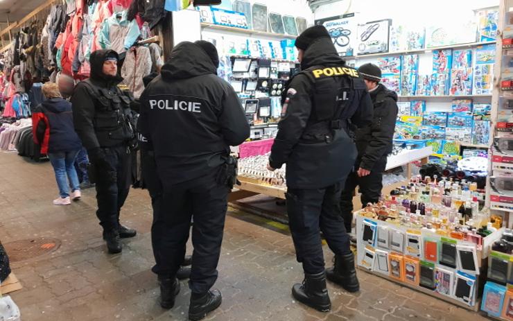 VIDEO: Tržnici v Potůčkách navštívili policisté z pořádkové, cizinecké a dopravní policie