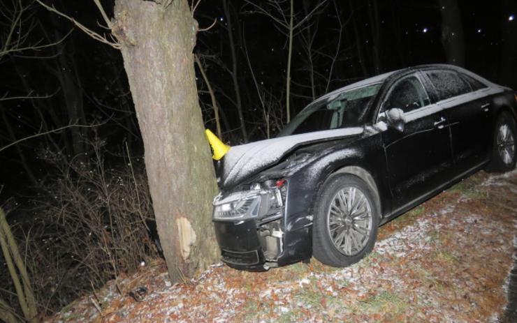 Audi skončilo ve stromě, vůz odmrštil předjíždějící řidič