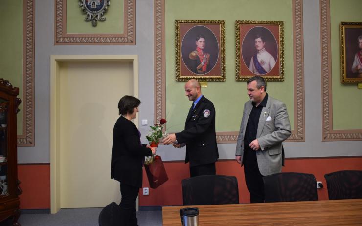 Osud bezvládně ležící ženy jí nebyl lhostejný. Jana Preclíková převzala ocenění za záchranu lidského života