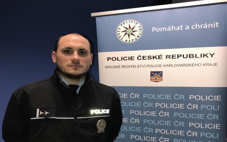 Neváhal, rozbil okno a nehybnému muži poskytl první pomoc. Policista v civilu zachránil lidský život!