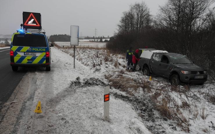 Středeční husté sněžení potrápilo řidiče. Jeden skončil na střeše, druhý v elektrickém ohradníku