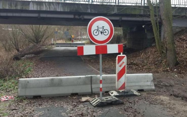 Pod Doubským mostem teď cyklisté neprojedou, kdy půjde k zemi se stále neví