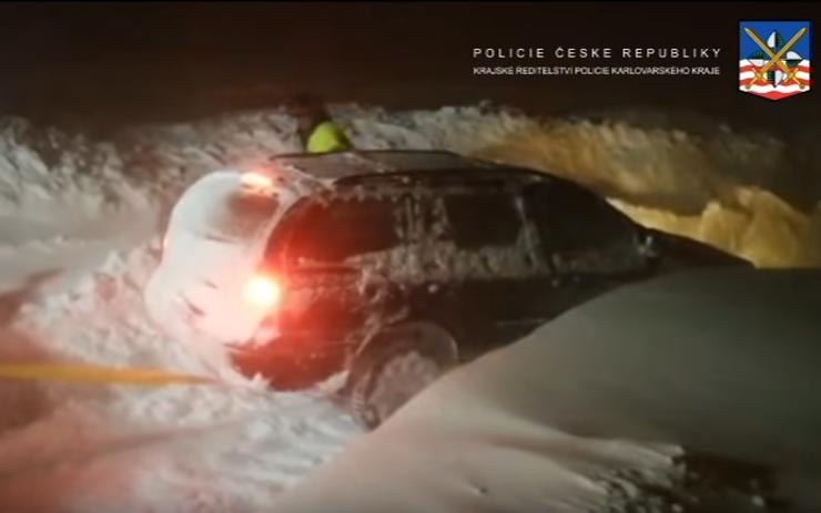 VIDEO: Doprava na Božím Daru kolabovala! Sněhová kalamita pokračuje, tady všude už neprojedete