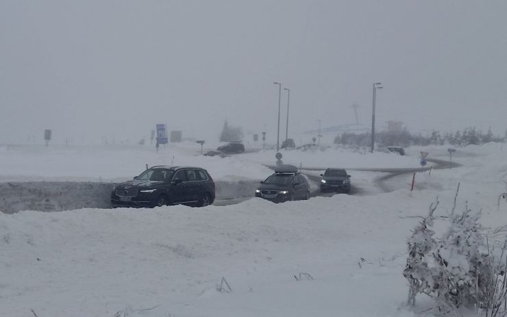 AKTUÁLNĚ: Zavřené silnice, zapadlá auta, metrové sněhové jazyky. Na horách zuří bouře